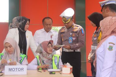 Pembina Samsat bersama jajaran Polda Banten melakukan giat monitoring pelaksanaan Samsat Keliling (Samling) dan Operasi Zebra Maung 2024, di kantor Samsat Cikande, Kecamatan Ciruas, Kabupaten Serang, Rabu (16/10).