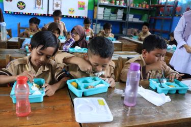 Siswa-siswi SDN Pondok Makmur, Kota Tangerang, tengah lahap menyantap makanan gratis dari program Makan Bergizi Gratis (MBG) pada Rabu (16/10).(mg.2)