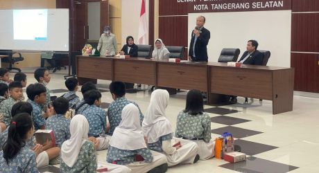 Puluhan pelajar SD Waskito Ciputat, menyambangi Gedung DPRD Kota Tangerang Selatan (Tangsel) yang berlokasi di Jalan Raya Serpong, Kecamatan Setu, Rabu (16/10).(dra)