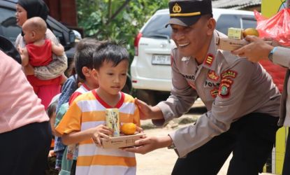 MAKAN SIANG GRATIS - Polres Tangsel berikan makan siang gratis kepada warga di Pamulang. Foto : Ist