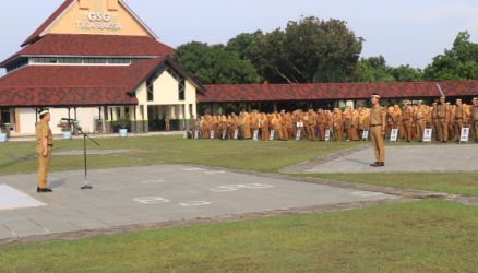 Penjabat (Pj) Sekretaris Daerah (Sekda) Kabupaten Tangerang, Soma Atmaja, saat Apel Senin pagi di Lapangan Raden Aria Yudhanegara, Pusat Pemerintah Kabupaten (Puspemkab) Tangerang, Senin (11/11).