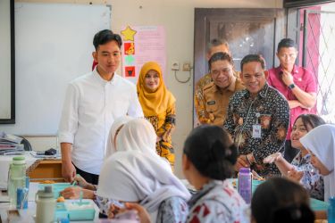 Wapres Gibran saat mengunjungi progran Makan Bergizi Gratis di SMKN 3 Tangerang. Foto ; SetWapres