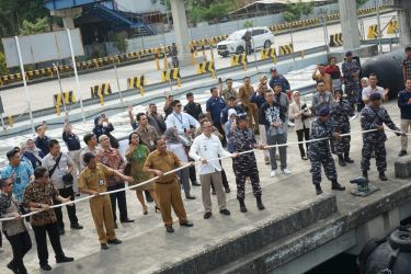 Bank Indonesia, Pemda, Lanal dan Badan Musyawarah Perbankan Daerah Banten bersama-sama melepas tim ekspedisi bertolak ke Pulau Panjang dan Pulau Tunda menggunakan KAL Anyer, Selasa (5/11).