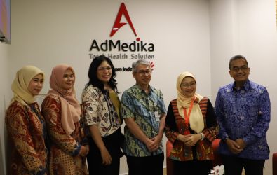 dr. Albertus Eka Budi Sutanta, MHKes-Director Eka Hospital BSD (3 kanan) bersama Dian Prambini-CEO Admedika (3 kiri) foto bersama seusai peresmian executive lounge. Foto : Ist