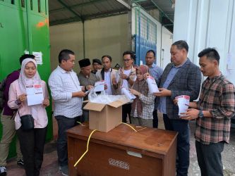 Komisioner Divisi Perencanaan dan Logistik KPU Banten Ahmad Suja'i bersama jajarannya menerima lohgistik surat suara untuk pemilihan Gubernur dan Wakil Gubernur, Bupati dan Wakil Bupati serta Walikota dan Wakil Walikota tahun 2024, Jumat (1/11).