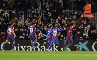 Selebrasi skuad Barca usai mengalahkan Espanyol 3-1. Foto : Ist