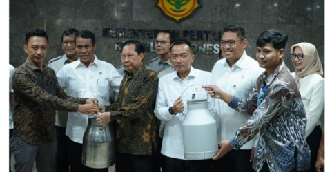 Mentan Amran Sulaiman (kedua dari kiri) bersama para petani susu sapi di kantor Kementan. Foto : Ist