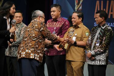 Perwakilan Pemerintah Kota (Pemkot) Tangerang secara simbolis menerima penghargaan dari ajang Bhumandala Awards 2024.