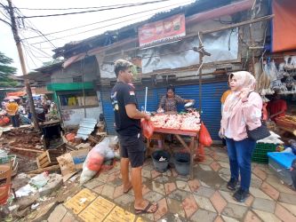 Lurah Cipayung, Dini Nurlianti saat mengimbau para pedagang liar di Pasar Ciputat, Sabtu (24/11). Foto ; Ist