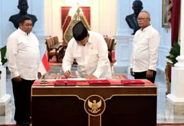 Presiden Prabowo saat meneken surat penghapusan hutang piutang UMKM. Foto : Ist