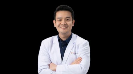 Dokter Spesialis Penyakit Dalam dan Travel Health Expert dari Eka Hospital BSD, Dr. Rudy Kurniawan, Sp.PD, MM, MARS, Dip.TH, Dip.SN, DCD, FRSPH, saat memberikan tips travelling aman dan nyaman bagi penderita diabetes. Foto : Ist