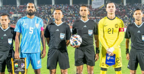 Wasit Indonesia mempimpin laga persahabatan Malaysia vs India. Foto : Ist