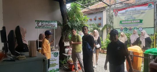 Pengurus Bank Sampah Kampung Darling Kecamatan Ciledug, Kota Tangerang tampak menerima kunjungan studi tiru dari Dinas Lingkungan Hidup (DLH) Kota Palembang, Jumat (27/13).