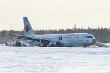 Pesawat Air Canada yang mengalami kecelakan. Foto : Ist