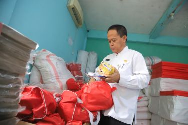 Kepala Dinas Sosial (Dinsos) Kota Tangerang, Mulyani mengecek kesiapan logistik mengantisipasi terjadinya bencana hidrometeorologi.(ist)