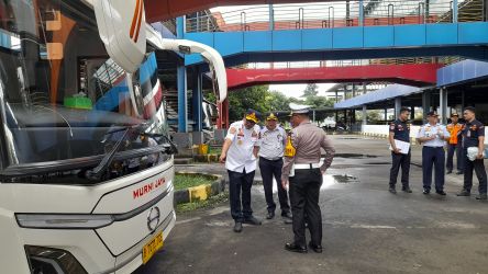 BUS. Petugas gabungan saat melakukan ramp check terhadap puluhan armada bus di Terminal Pondok Cabe, Jumat (20/12). Foto : Ist