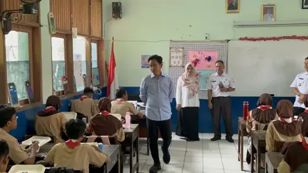 Wapres Gibran saat memantau program MBG di SMPN 20 Jakarta. Foto : Ist