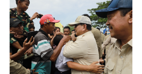 Presiden Prabowo saat memeluk hangat warga Karawang usai meninjau tambak udang nila. Foto : Ist