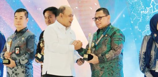 Penjabat Gubernur Banten A Damenta menerima penghargaan dari Kemendagri pada Rapat Koordinasi Nasional Keuangan Daerah dan APBD Award 2024 di salah satu hotel di Jakarta, Rabu (18/12).(yul)