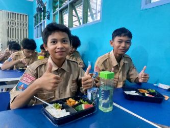 MAKAN. Pelaksanaan uji coba program Makan Bergizi Gratis di SMPN 19 Tangsel, Rabu (18/12). Foto : Ist