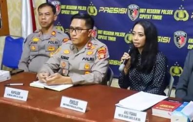 Psikolog Forensik UPTD PPA Tangsel Maria Yulinda saat memberikan keterangan pers. Foto : Ist