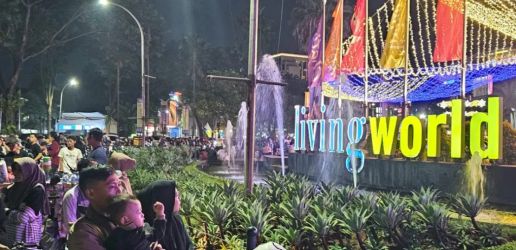 Warga tangsel saat merayakan pergantian tahun baru 2025 di Kawasan Alam Sutera, Serpong Utara.(dra)