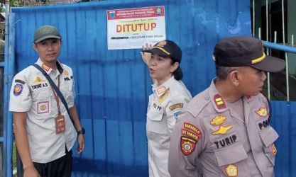 Jajaran Satpol PP Pandeglang sedang melakukan penyegelan ditutup terhadap tempat hiburan malam di wilayah Carita, Kabupaten Pandeglang, kemarin.