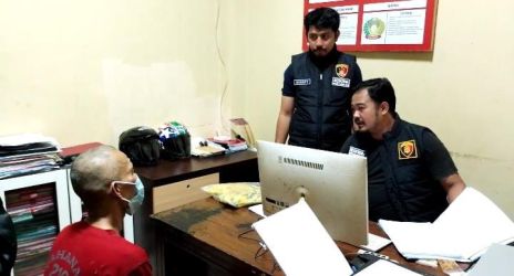 Pihak Unit PPA Sat Reskrim Polres Pandeglang sedang melakukan pemeriksaan terhadap pelaku sodomi di kantornya, beberapa waktu lalu.(pal)