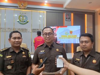 Kepala Kejari Pandeglang Aco Rahmadi Jaya didampingi jajarannya, sedang diwawancara wartawan usai press release di lingkungan Kantor Kejari Pandeglang, Kamis (13/2).