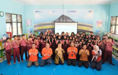 Pasca memberikan edukasi lalu lintas, pihak Wika Serap foto bersama pelajar SDN Cilayang Guha di Kabupaten Lebak, Kamis (13/2).(pal)