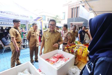 Wakil Wali Kota Tangerang, Maryono Hasan, tampak sedang meninjau kegiatan Gerakan Pangan Murah (GPM) Gampang Sembako di Kecamatan Periuk, Selasa (25/2).