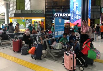 Penumpang kereta di Stasiun Gambir, Jakarta. Foto : Ist