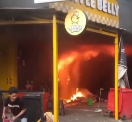 Suasana kebakaran di salah satu laundry di Pondok Aren, Rabu (12/3).