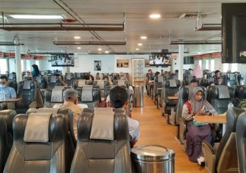 Suasana penumpang Kapal Ekspres. Foto : Ist