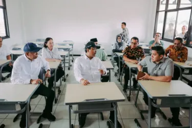 Mensos Saifullah Yusuf (tengah depan) bersama Seskab Teddy (kanan depan) saat meninjau kelas Sekolah Rakyat. Foto : Ist