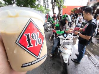 Bikers Brotherhood 1 Percent MC Chapter Banten menggelar kegiatan berbagi takjil dengan tema Ride, Share and Caring Brotherhood, Sabtu (15/3/2025) di bundaran Ciceri Kota Serang. (Ist)