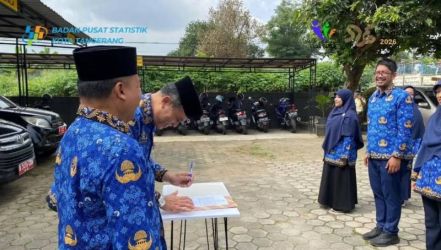 Kepala Badan Pusat Statistik (BPS) Kota Tangerang, Muladi Widastomo tengah melakukan penandatanganan Pakta Integritas Wilayah Bebas Korupsi (WBK) dan Wilayah Birokrasi Bersih dan Melayani (WBBM), kemarin.