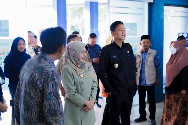 Bupati Dewi didampingi Wabup Iing, sedang Sidak ke MPP Pandeglang, Kamis (6/3).(pal)