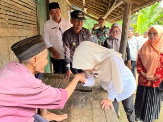 Bupati Pandeglang Raden Dewi Setiani didampingi jajarannya, sedang menyalami salah seorang warga di kediamannya yang terlihat tidak layak huni, saat blusukan di Desa Kadupandak, Kecamatan Angsana, Kamis (20/3).