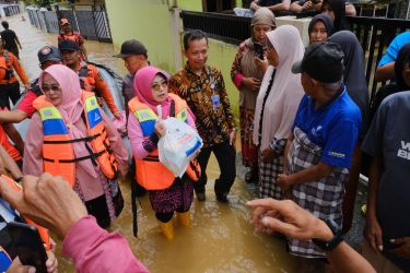 Bupati Pandeglang, R. Dewi Setiani (tengah) meninjau langsung warga penyintas bencana banjir di Desa Teluk, Kecamatan Labuan dan Desa Jiput, Kecamatan Jiput, Jumat (7/3/2025).(Istimewa)