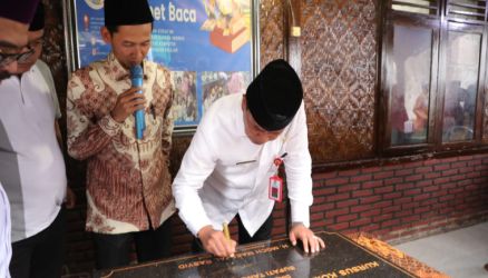 Bupati Tangerang, Moch. Maesyal Rasyid, terlihat sedang menandatangani prasasti usai meresmikan Gedung Planet Baca serta fasilitas kursus komputer, bahasa Inggris dan konveksi bagi masyarakat sekitar Rawa Burung, Kosambi.