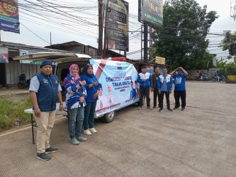 DPC Demokrat Kota Tangsel gelar berbagi takjil gratis ke masyarakat selama Ramadan.(dra)