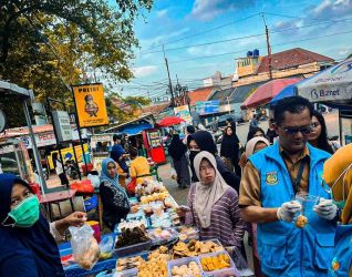 Dinkes Tangsel saat melakukan pengawasan keamanan pangan takjil di wilayah Ciputat, Kamis (20/3)