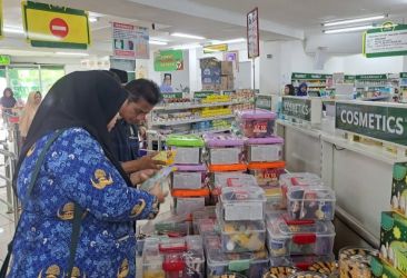 Petugas Dinas Perindustrian Perdagangan Koperasi dan Usaha Kecil Menengah (Disperindagkop UKM) tengah melakukan pengawasan terhadap penjualan parsel di Kota Tangerang, khususnya di pasar swalayan atau pusat perbelanjaan, Senin (17/3).