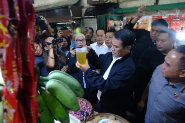 Mentan Amran Sulaiman saat sidak di Pasar Gede, Solo pada Selasa (11/3). Foto : Ist