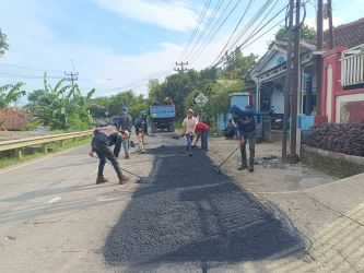 Jalan Raya Saketi-Picung, Kabupaten Pandeglang, sedang dilakukan perbaikan oleh pihak UPT PJJ Pandeglang, beberapa waktu lalu.