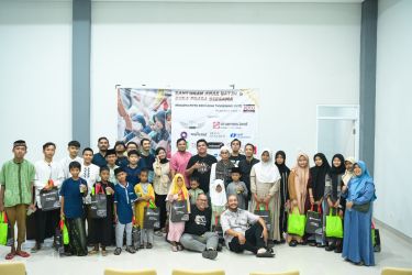 Anggota PFI Tangerang saat foto bersama dengan Anak Yatim dan Dhuafa. Foto : Ist