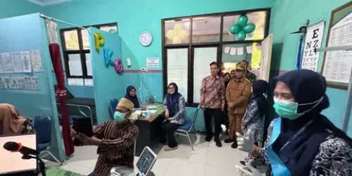 Wapres Gibran (baju batik panjang) didampingi Gubernur Banten Andra Soni saat meninjau Puskesmas Tanara di Serang. Foto : Ist