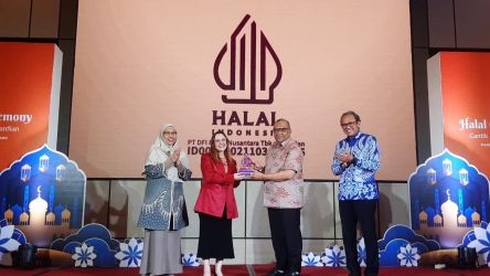 Wakil Kepala Penyelenggara Jaminan Produk Halal Ir Afriansyah Noor, M.Si saat menyerahkan Sertifikasi Halal kepada Managing Director Guardian Indonesia Anna Hull di Bintaro Tangerang Selatan. Foto : Irawan