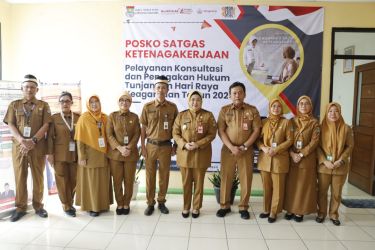 Wakil Bupati (Wabup) Kabupaten Tangerang, Intan Nurul Hikmah (kelima dari kanan) berfoto bersama usai meninjau kesiapan Posko Satgas Ketenagakerjaan Pelayanan Konsultasi dan Penegakan Hukum Tunjangan Hari Raya (THR) Keagamaan tahun 2025.